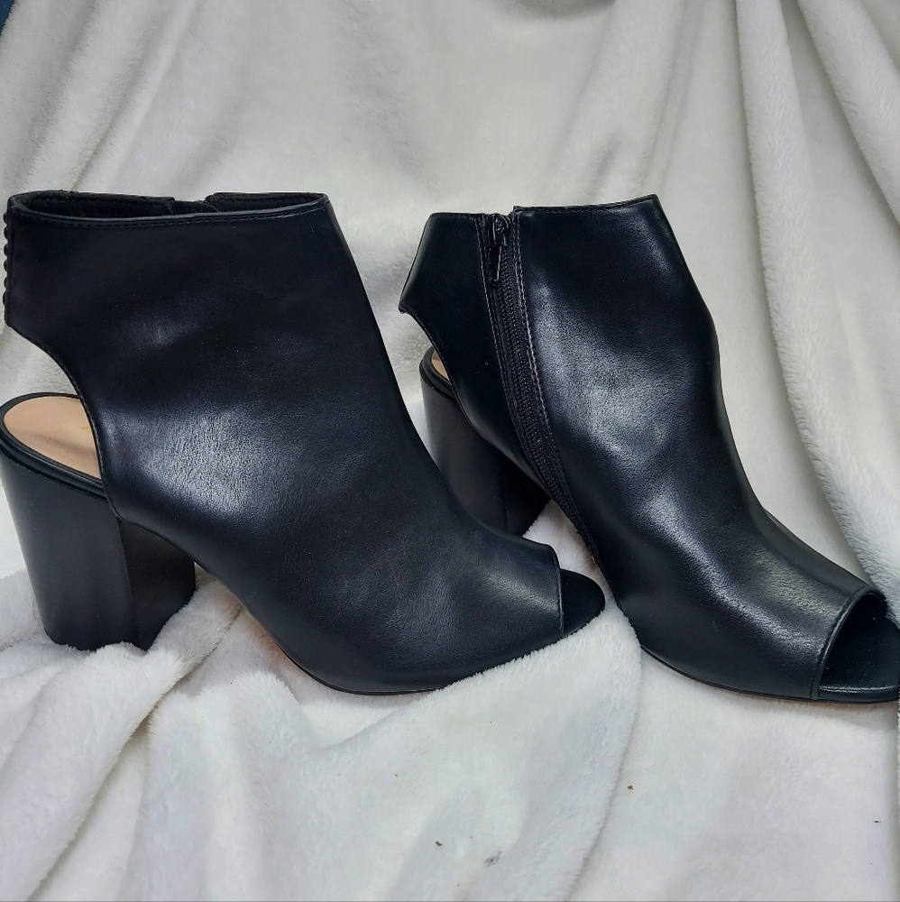 Aldo Black Peep toe Open Ankle Leather Booties Sz 9 Zip Sides